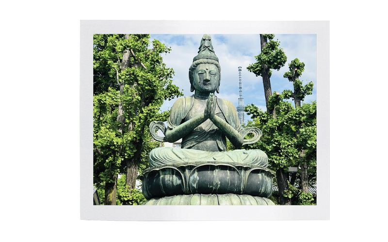 Bronze Buddha statue praying in Tokyo.credit_istock-171271670