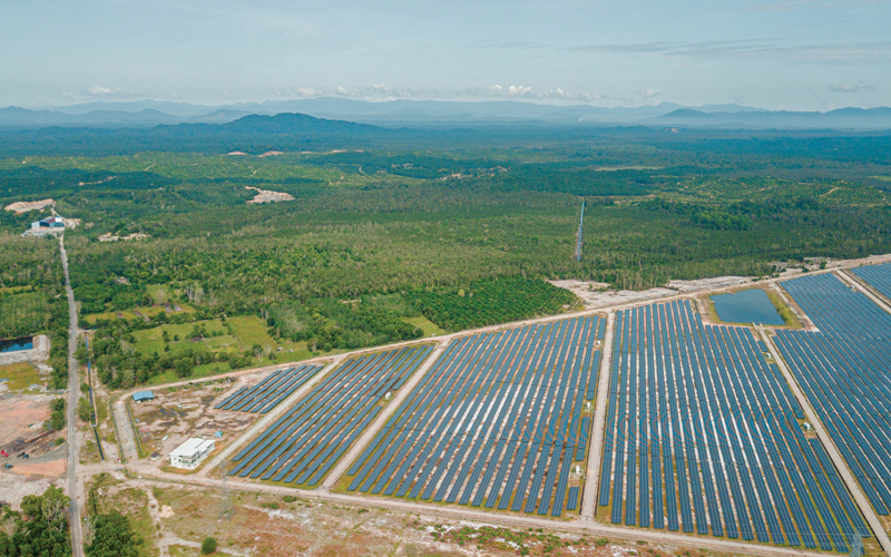 solar panel farm. CREDIT_shutterstock_2473441439