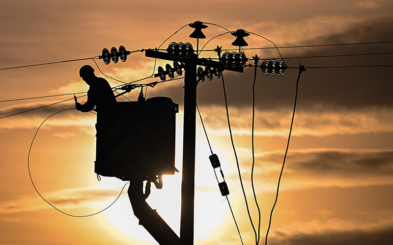 Worker on powerlines_CREDIT_Gettyimages-1367862061